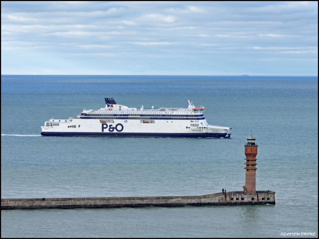 Ferry Spirit of France de P&O devant le Feu de Saint Pol